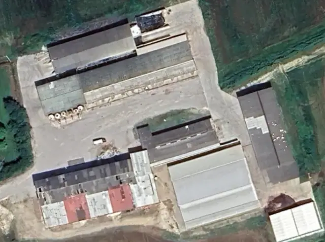 Cantiere di rifacimento copertura in amianto presso azienda agricola a Sequals, visto dall alto