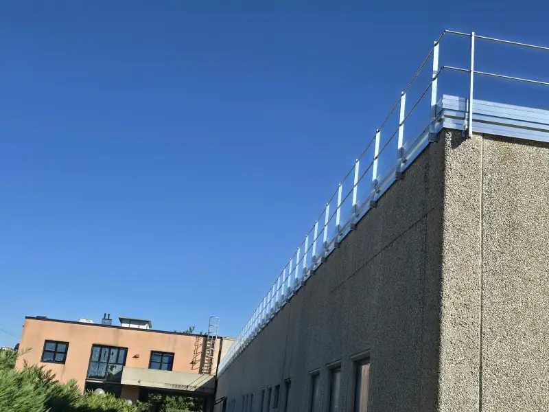 Parapetto anticaduta installato sul bordo di una copertura industriale
