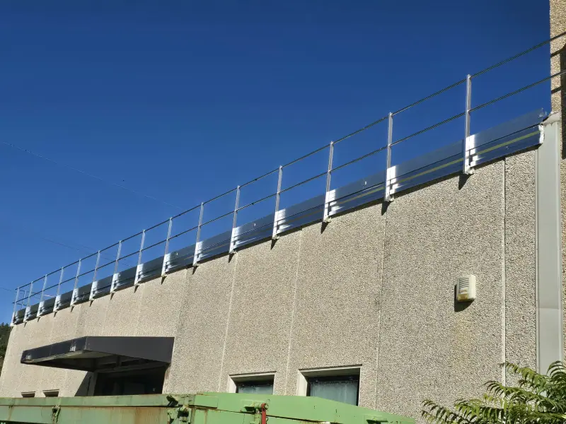 Parapetto perimetrale anticaduta lungo il bordo della copertura di un capannone industriale